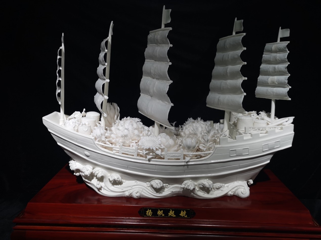 <h2>扬帆起航</h2><p>作者：李甲栈</p><p>创作年代：2017年</p><p>规格：100cm×43cm×88cm</p><p>品类：陶瓷</p>
